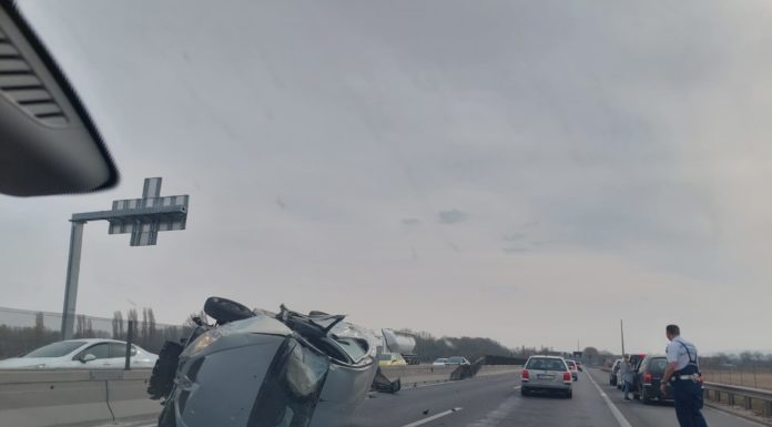 Baleset miatt torlódik a forgalom a 2-esen