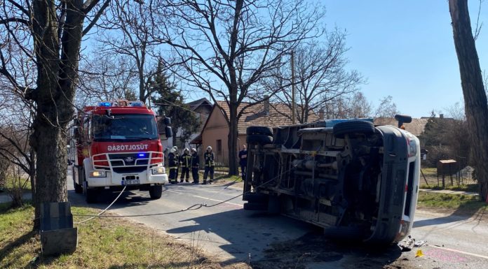 Felborult egy teherautó Gödön