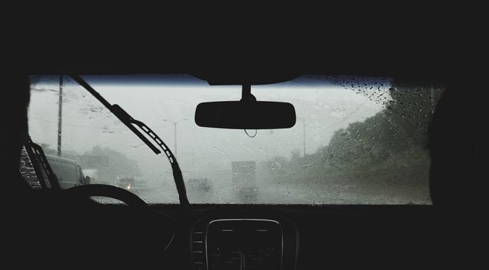 Hogyan úszhatod meg, ha az úton ér a zivatar?