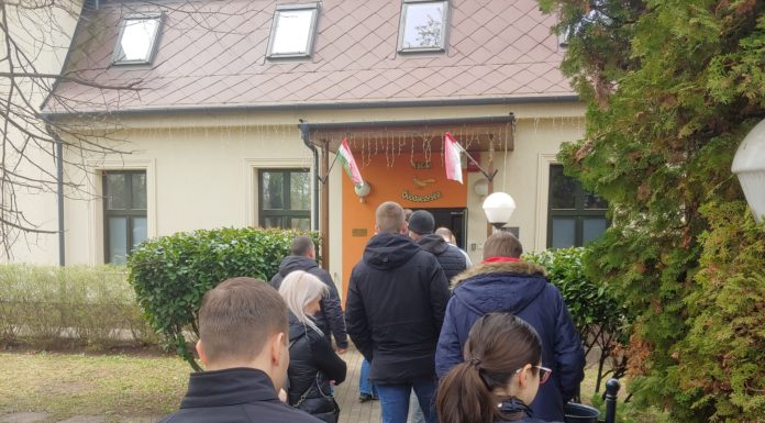 Így állnak sorba a szavazóhelyiségek előtt a gödiek