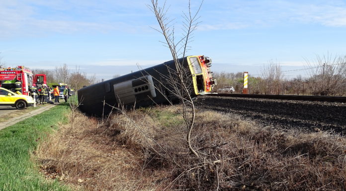 Kisteherautót gázolt el a vonat, többen meghaltak