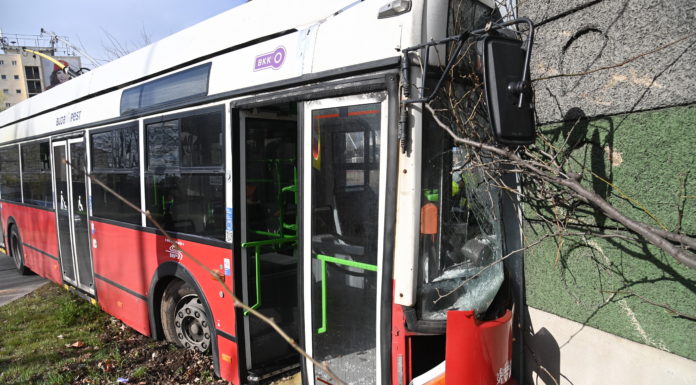 Zajvédő falat szakított át egy troli az M3-as kivezető szakaszán
