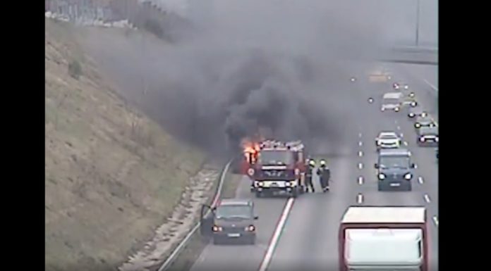 Teljesen kiégett egy családi autó az M0-áson – videó