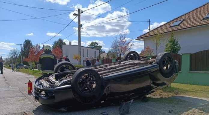 Fejre állt egy autó Gödön