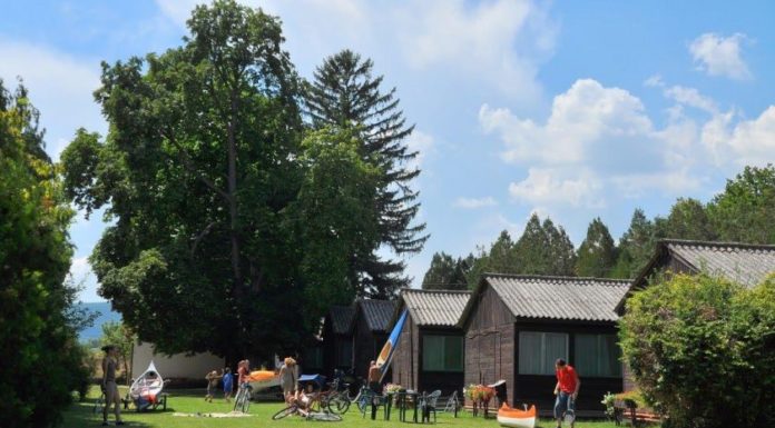 Szezonkezdésig maradnak a menekültek a nyaralóházakban