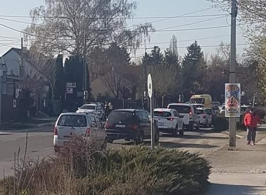 Mentő vitte el a motorost a reggeli gödi baleset után