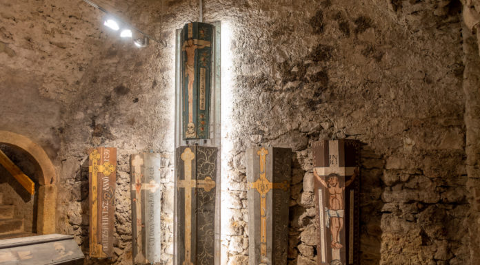 Üvegkoporsóba zárt múmiák egy váci borospincében