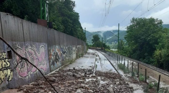 Sárlavina zúdult a szobi vasútvonalra