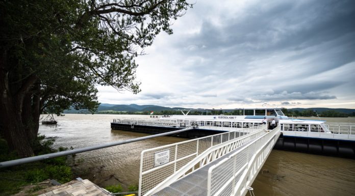 Vonatpótló hajó is jár most a Dunakanyarban