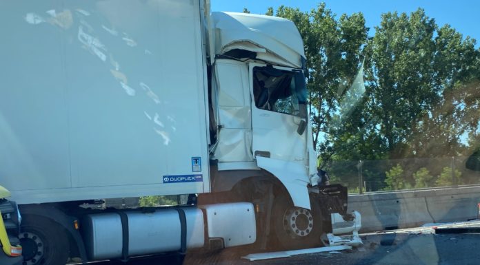 Kamionok ütköztek az M2-esen