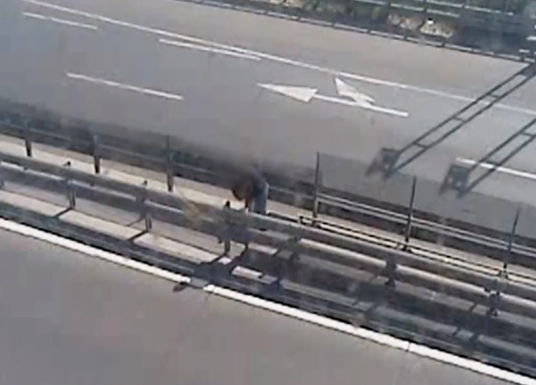 Életveszélyesen mászta meg az M0-s korlátait egy férfi a Megyeri hídnál