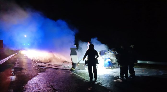 Kigyulladt egy autó Gödnél