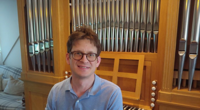 Gödön és Amerikában is otthon van Karosi Bálint orgonaművész