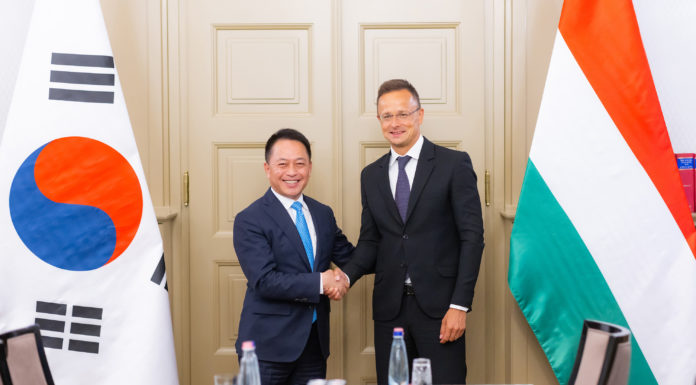 A Samsung a magyar külügyminiszter támogatását kéri