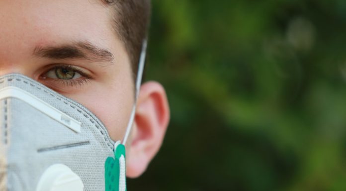 Csak maszkban lehet belépni egy gödi kisboltba