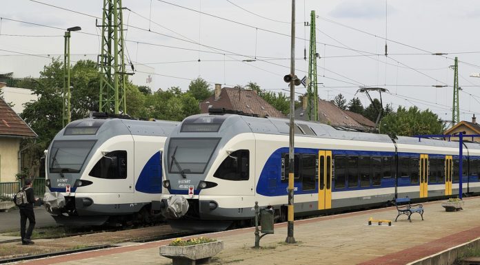 Vonat elé ugrott egy ember a gödi vonalon