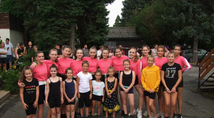 Jó hangulatú Szent István-napi műsor a Nyaralóházak színháztermében