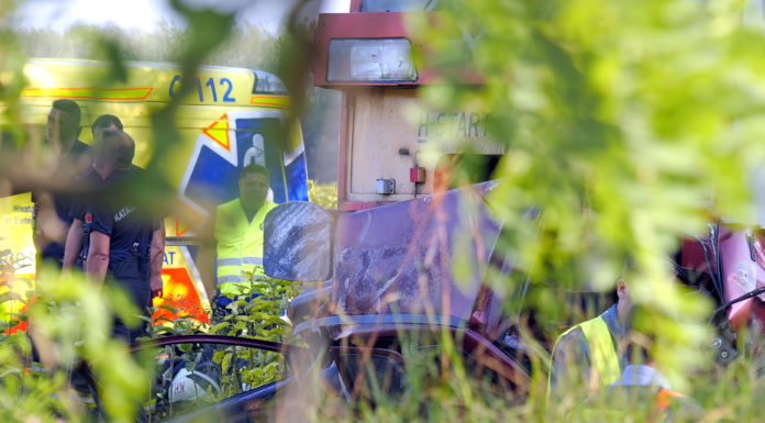 Autót gázolt a vonat, heten meghaltak