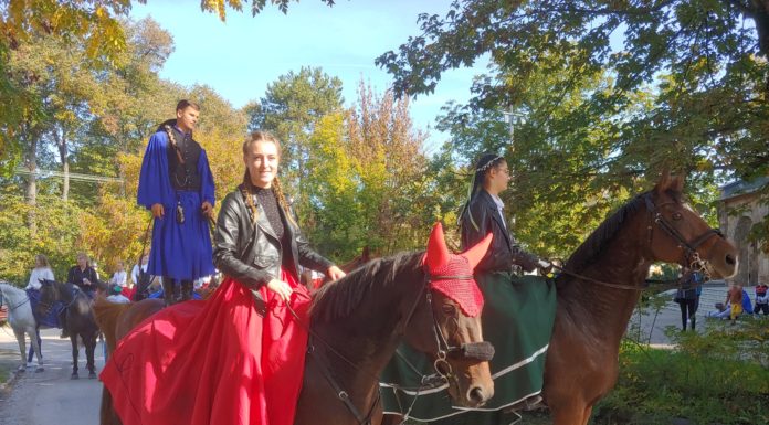 Meseszép lovak, ínycsiklandó finomságok, elindult a felvonulás