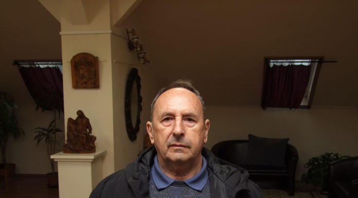 Puszedli és Sárkányölő Szent György fából készült szobra Gödön