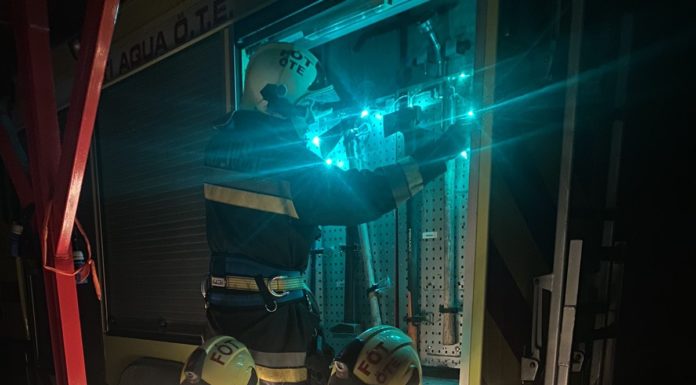 Tűzoltók gabalyodtak a fényfüzérbe