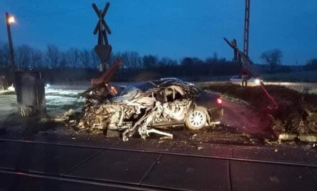 Horrorbaleset az alsógödi vasúti átjáróban