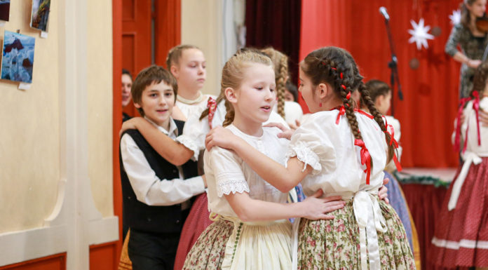 A Röcögő néptánccsoport növendékei olyat táncoltak, hogy a falak is beleremegtek a Néptánc karácsonyon