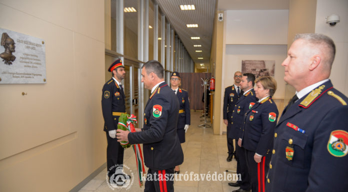 A katasztrófavédelem koszorúzott Gróf Széchenyi Ödön emléktáblájánál