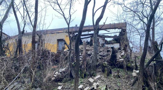 A nagy eső miatt ledőlt egy épület oldala