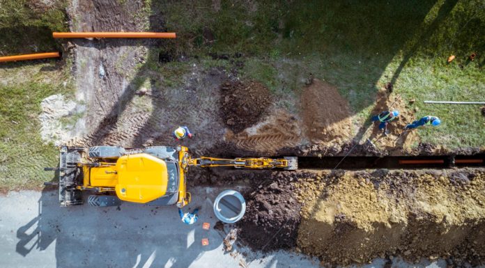 Két helyen is akadályokba ütköznek a közlekedők Gödön