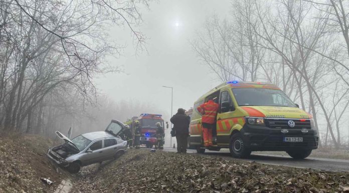 Megcsúszott, és az árokban kötött ki egy autó
