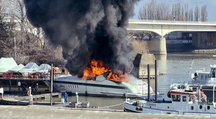 Lángol egy jacht a Dunán