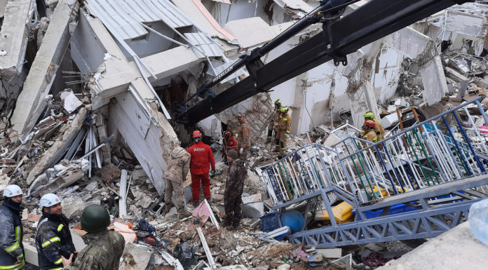 Több túlélőt is talált a magyar mentőcsapat