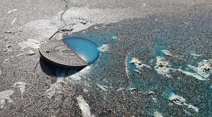 Kék folyadék a gödi Tescónál