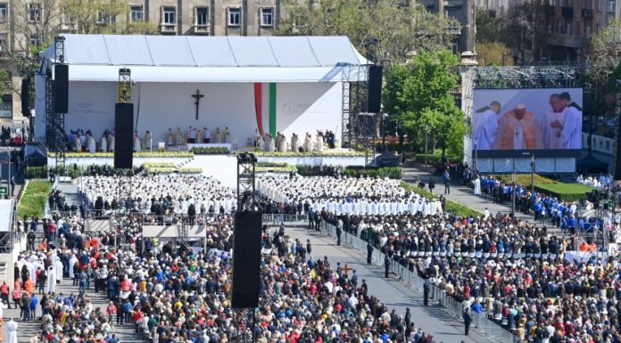 A nap is kisütött a pápai szentmisére!