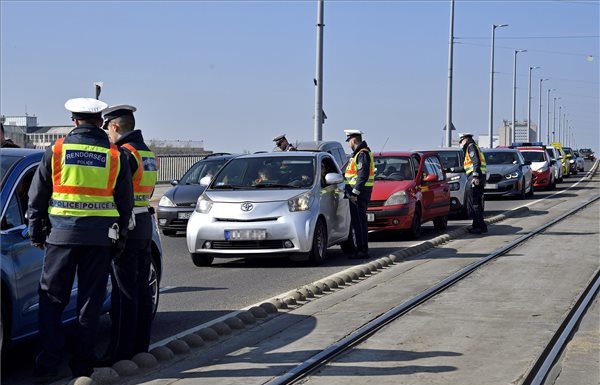 Ennyi ittas sofőrt találtak húsvétkor