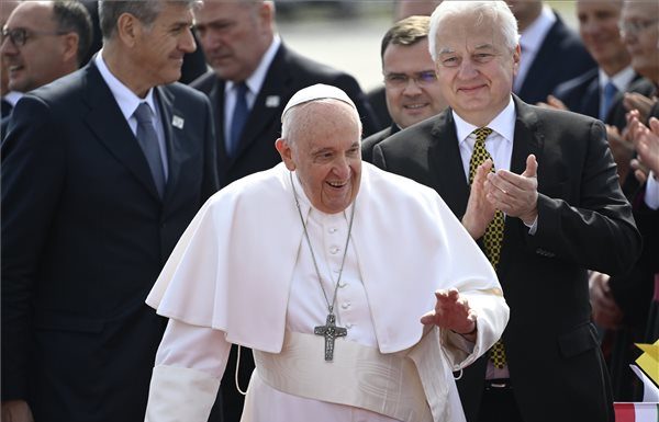 Pápalátogatás – Megérkezett Ferenc pápa repülőgépe