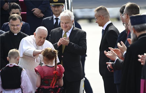 Gyerekek fogadták Ferenc pápát a budapesti reptéren