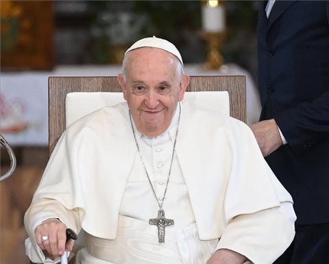 A pápát meg lehetett érinteni – Különleges élményt kaptak a Szent István-bazilikánál gyülekező hívek