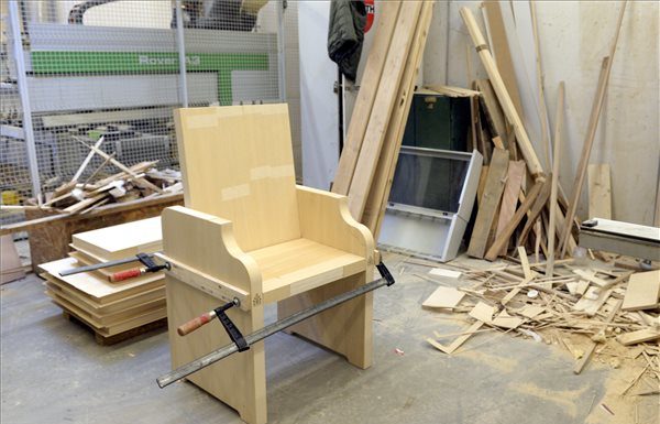 Gödön készül Ferenc pápa széke