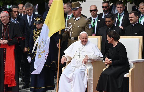 A gödi trónusra ült a pápa a budai Várban