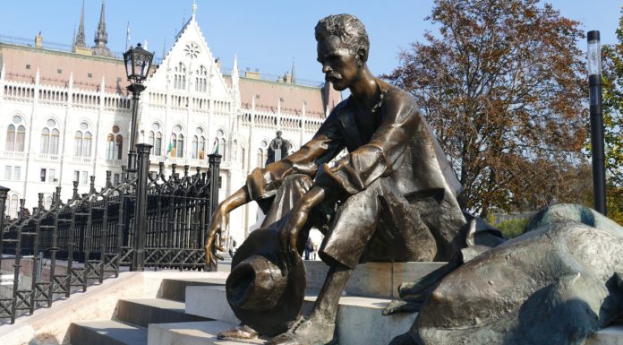 69 költő tizenkét órán át olvassa fel verseit a költészet napján