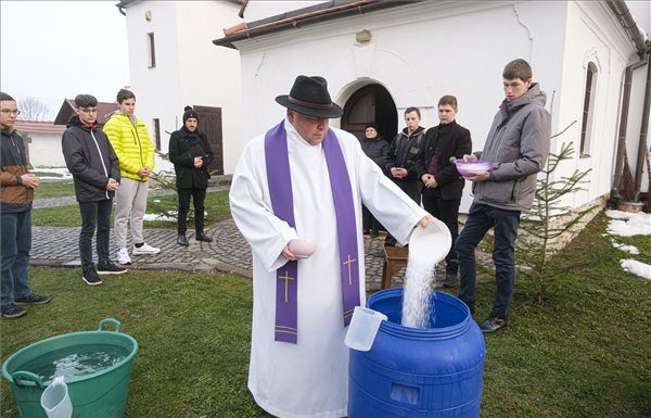 Az esti vigília-szertartással kezdetét veszi a húsvét