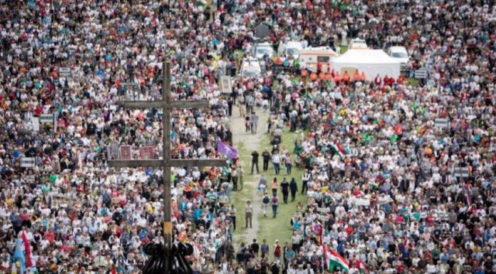 Zarándokok százezrei gyűltek össze ismét a csíksomlyói búcsún