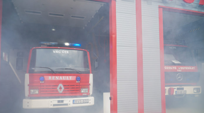 Nyitott Szertár Kapuk Gödön