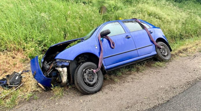 Betonnak ütközött a 2-es főúton