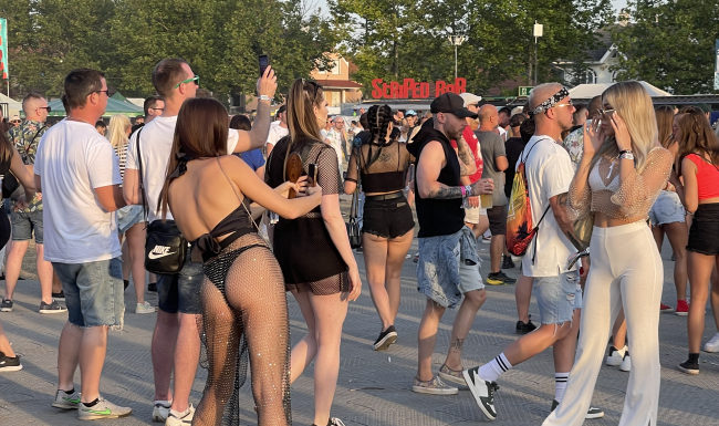 Brutális fénytechnika, bombanők, gulyás: Gödről a Jégmadárral könnyen lejuthatunk a Balaton Soundra