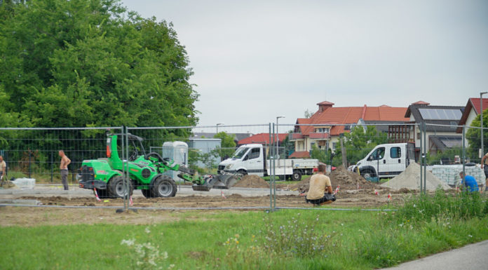 Így áll most a játszótér építése a strand mellett