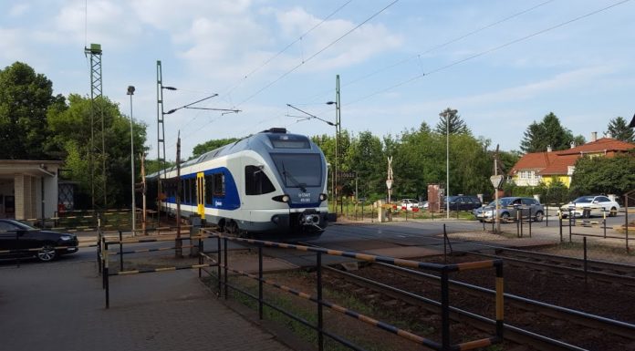Göd és Vác között a vasúti átjáróban elakadt egy gépjármű