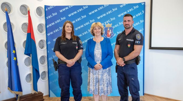 Vác polgármesterétől vehetett át elismerést az autós üldözés két hős zsaruja